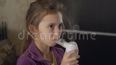 有雾化器的生病的孩子。 一个小女孩用雾化器吸入。